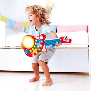 A hangszerek, hangot adó játékok segítenek a zenei nevelésben és fejlesztik a hallást és ritmusérzéket.