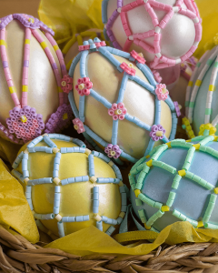 Kreatív húsvéti lakásdekoráció Hama vasalható gyöngyökből.