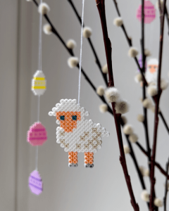 Kreatív húsvéti lakásdekoráció Hama vasalható gyöngyökből.