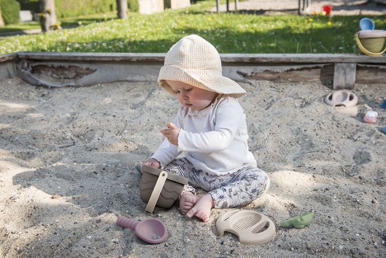 Már baba koruktól az egyik legizgalmasabb játék a gyerekeknek a homokozás.