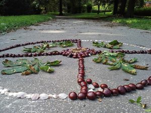 Gesztenyékből, falevelekből és kavicsokból alkossunk őszi mandalát