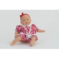 Csecsemő baba - piros ruhában, kopasz, 26 cm 24 hó+