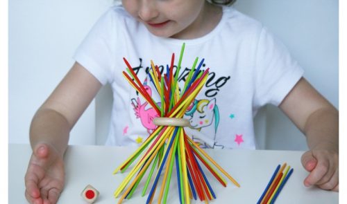 Szivárványos mikádó dobókockával