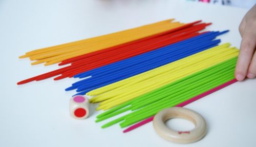 Szivárványos mikádó dobókockával