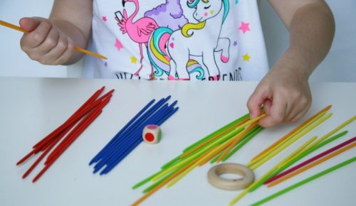 Szivárványos mikádó dobókockával