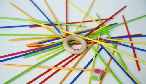 Szivárványos mikádó dobókockával